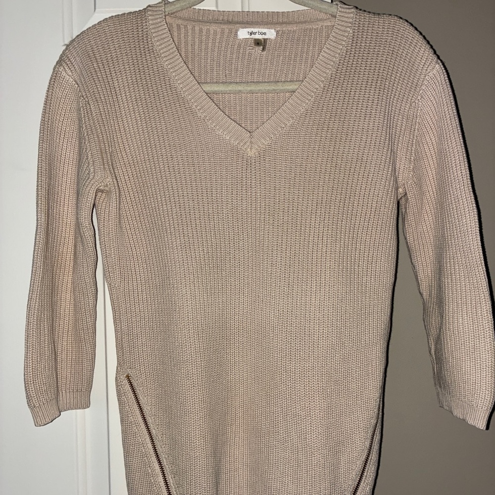 Tyler Boe Cream V-Neck Sweater Sz S 
Gently Worn‎ - Excellent Condition